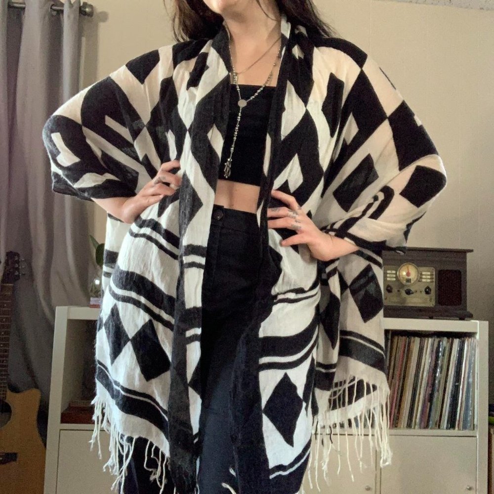 Geometric Diamond Printed Fringe Scarf